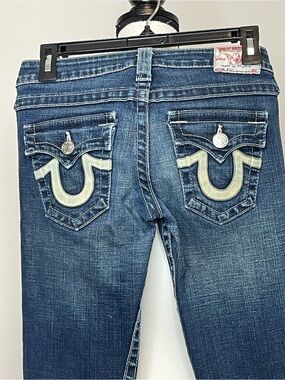 True Religion Jeans in a size 26 logo tabbed pockets Y2K streetwear denim mall
